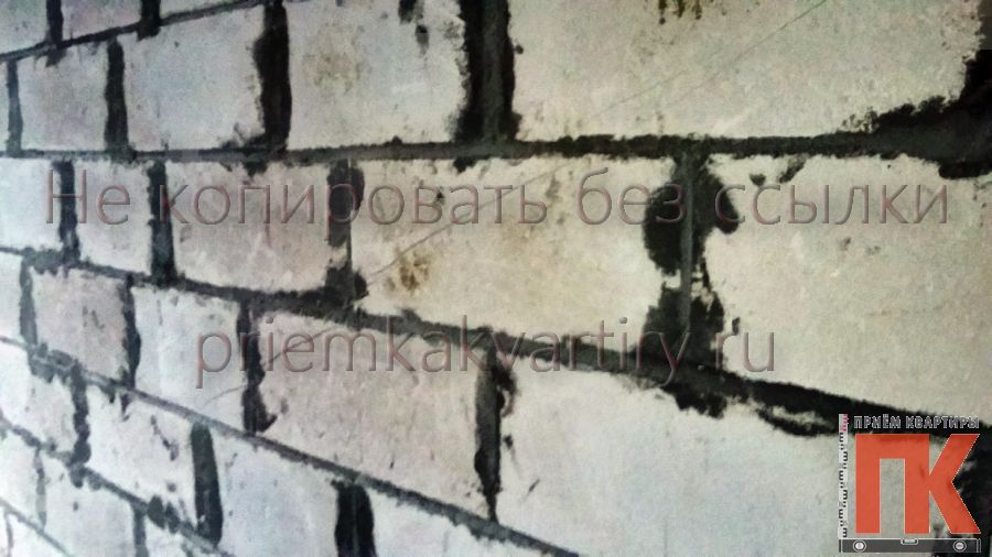 трещина разрезает стену